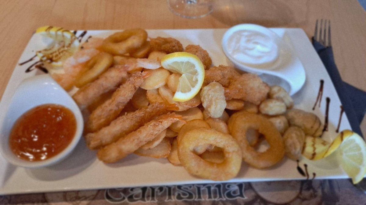 Platou cu Mix de Fructe de Mare cu Cartofi Rondele 